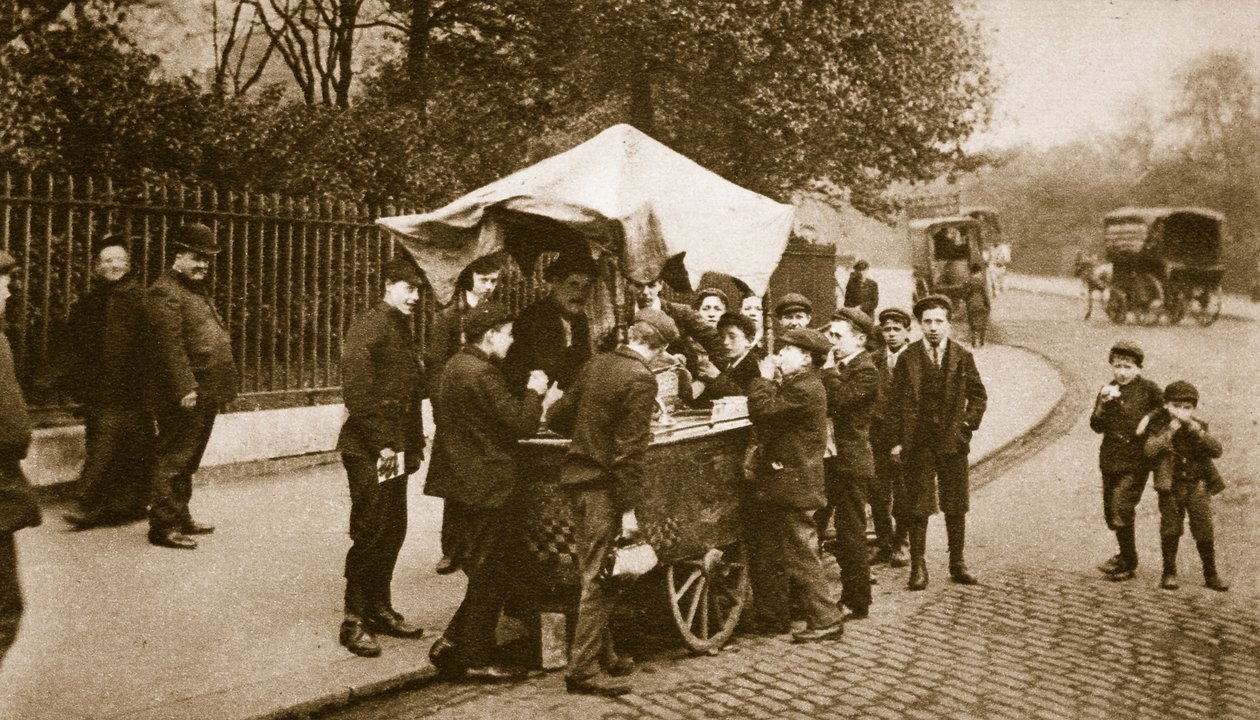 Gyerekek, akik fagylaltot vásárolnak egy olasz kereskedőtől (szépia fotó) alkotó: English Photographer