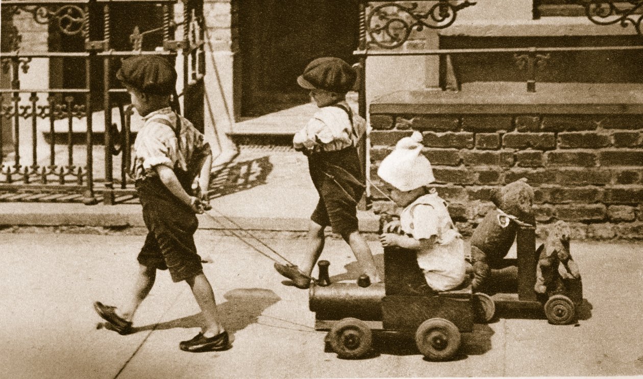 Gyerekek játszanak az utcán: fiúk kocsikat húznak (szépia fotó) alkotó: English Photographer