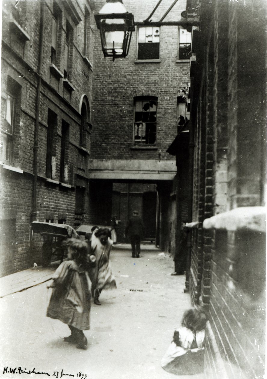 Gyerekek játszanak egy nyomornegyedben, 1899 alkotó: English Photographer