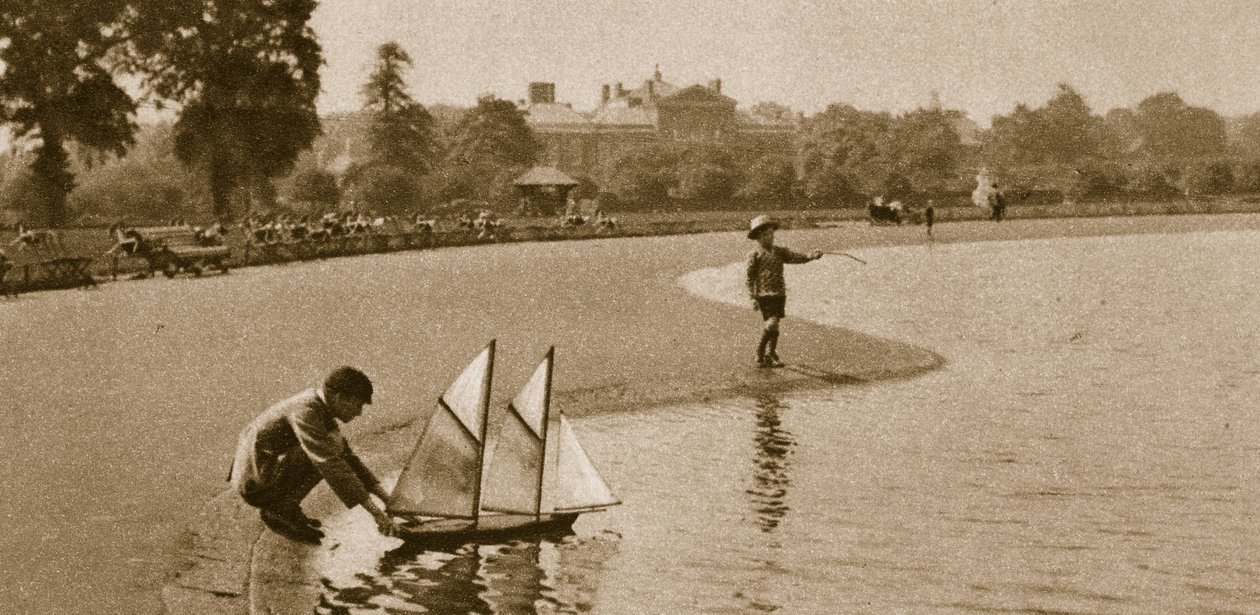 Gyermekmodellek versenyeznek a Round Pond-on, Kensington Gardens, 1926 (szépia fotó) alkotó: English Photographer