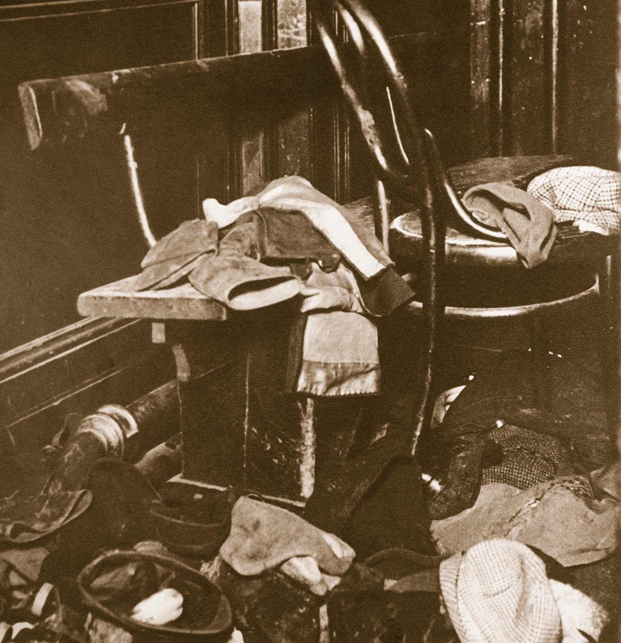 Egy paisley moziban elhagyott gyerekruhák a tűzoltó evakuálás eredményeként, 1929. december 31. alkotó: English Photographer