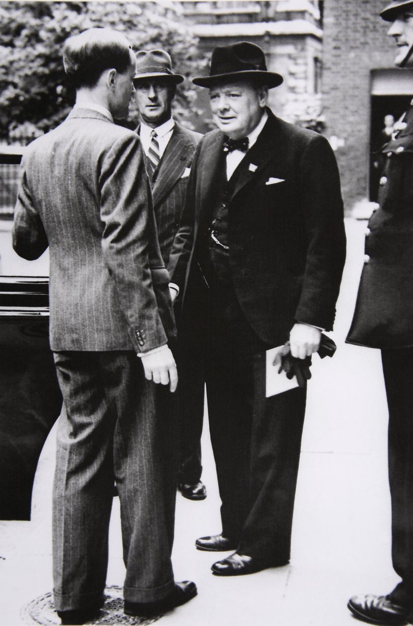 Churchill elhagyja a Downing Streetet a Buckingham-palotába, hogy elvigye VI. György király levelét az Egyesült Államok elnökétől, 1941. alkotó: English Photographer