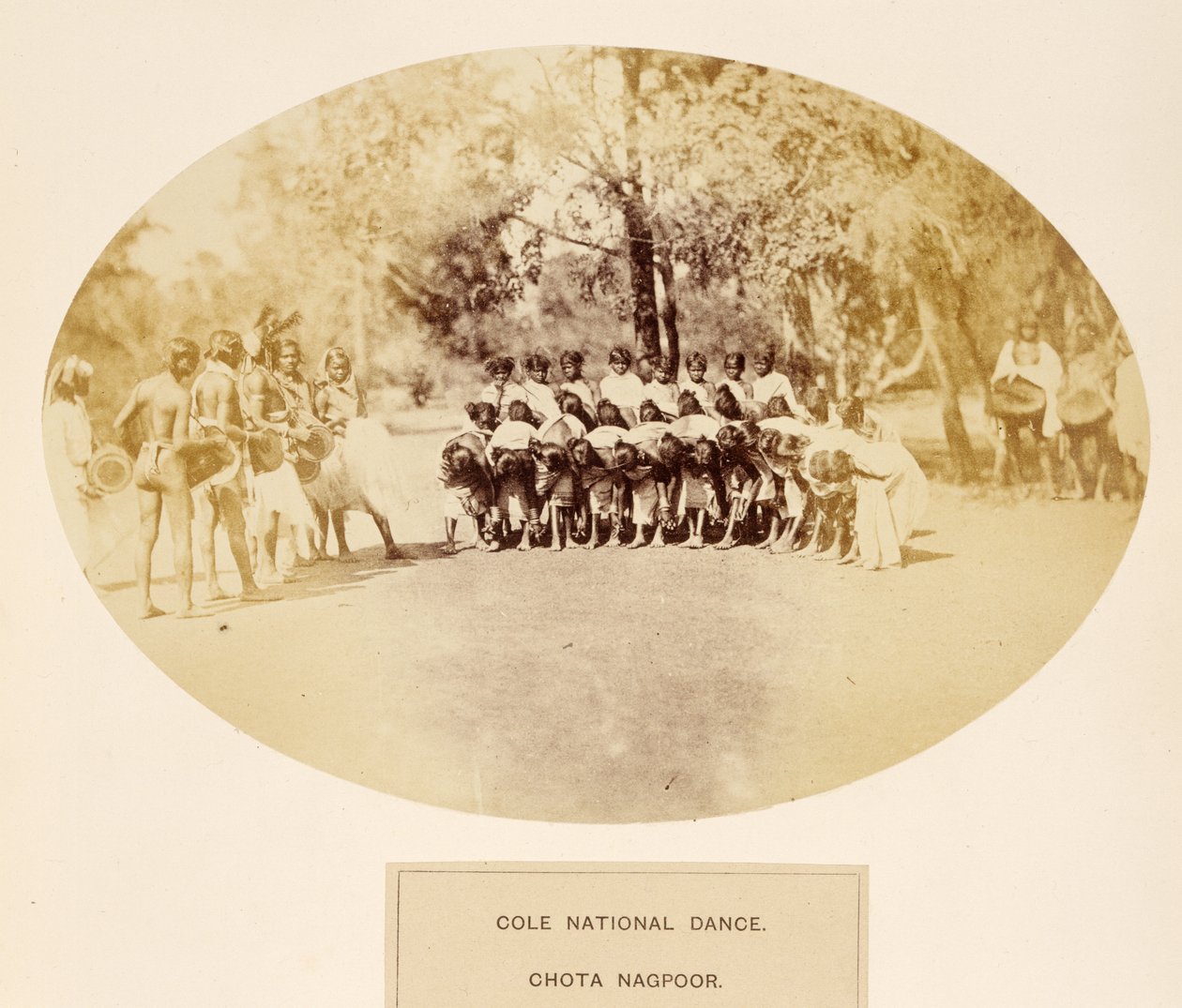 Cole National Dance, Chota Nagpur, The People of India, J. Forbes Watson, megjelent 1868-ban (albumnyomat) alkotó: English Photographer