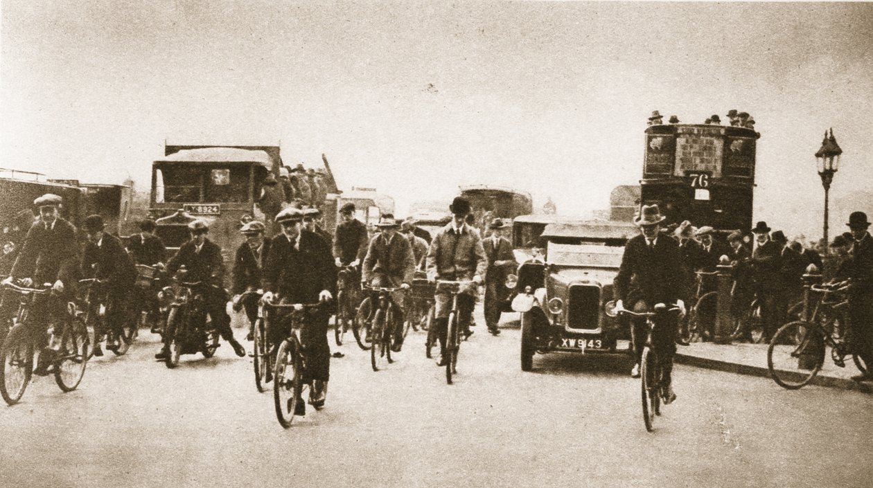 Városi munkások tömegei a Blackfriars Bridge-en a nagy sztrájk idején, a csodálatos Londonból, 1926-27 között (fotómélység) alkotó: English Photographer