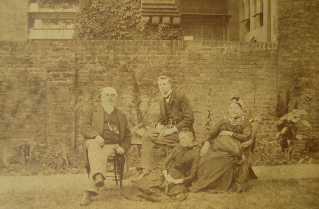 Dr. William R. Woodman (1828-91) családjával londoni otthonukban, 1887 körül alkotó: English Photographer