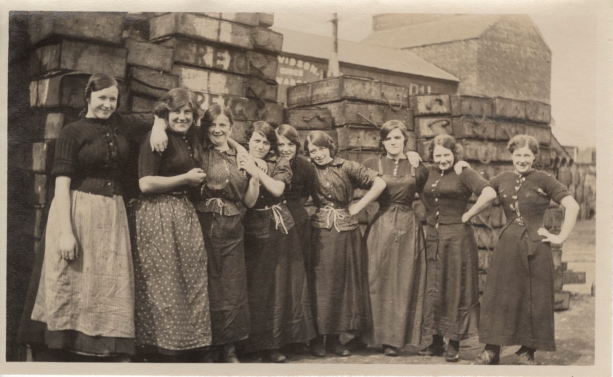 Dundee gyári lányok, 1910 körül alkotó: English Photographer