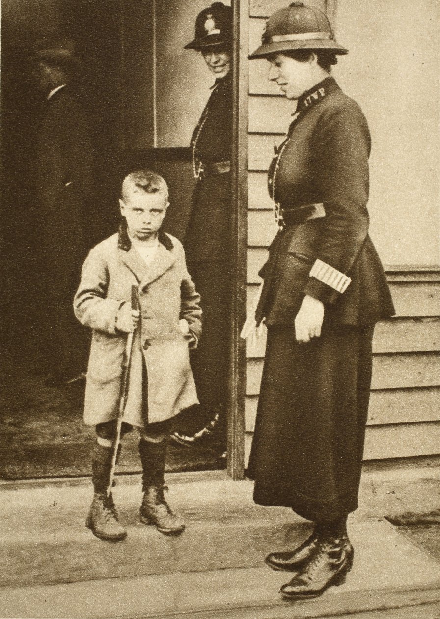 East End gyerek egy rendőrnővel (szépia fotó) alkotó: English Photographer