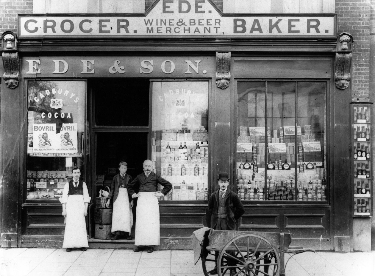 Ede és fia élelmiszerbolt, bor- és sörkereskedő, pék, 1890 körül alkotó: English Photographer