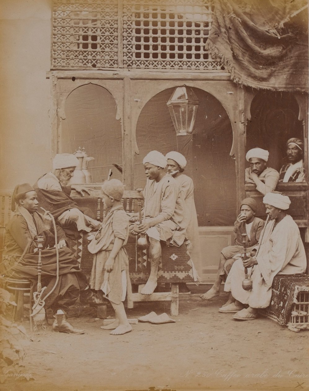 Egyiptomi család egy udvarban, 1893 alkotó: English Photographer