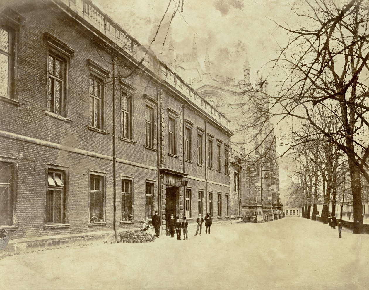 Eton College, kilátás a School Yard és a College Chapel bejárata felé, 1860-as évek alkotó: English Photographer