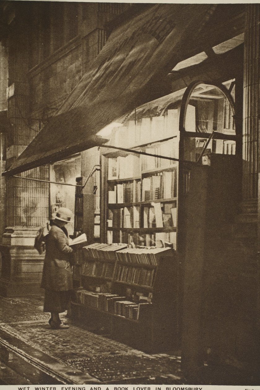 Könyv vizsgálata egy használt könyvesbolt előtt egy nedves téli estén, Bloomsbury (szépia fotó) alkotó: English Photographer