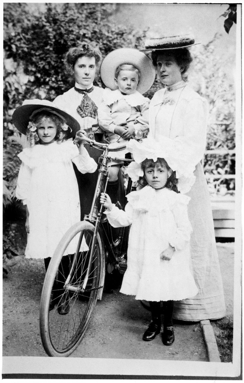 Családi csoport kerékpárral, 1890 körül alkotó: English Photographer