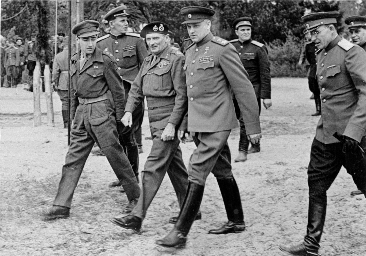 Bernard Montgomery tábornagy és Rokossovsky marsall, 1945. május 10. alkotó: English Photographer