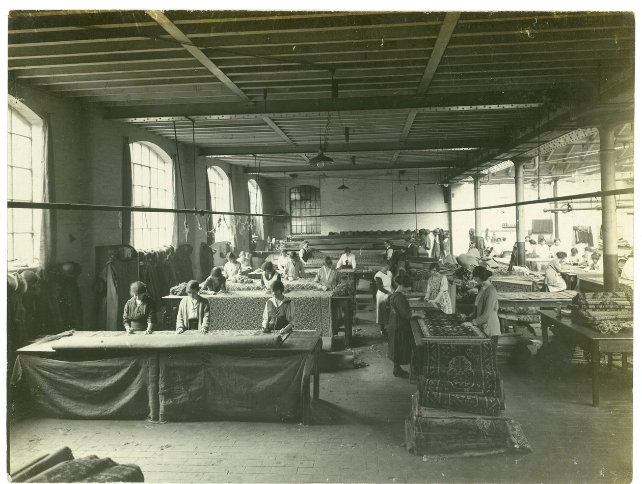 Befejező terem, zsenilla részleg, szőnyeggyár, 1923 alkotó: English Photographer