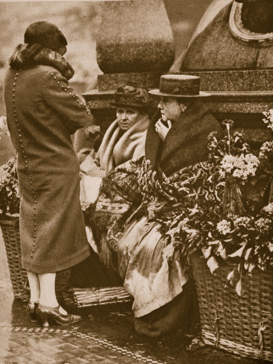 Virágárusok összebújnak és csevegnek a Piccadilly Circusban (szépia fotó) alkotó: English Photographer
