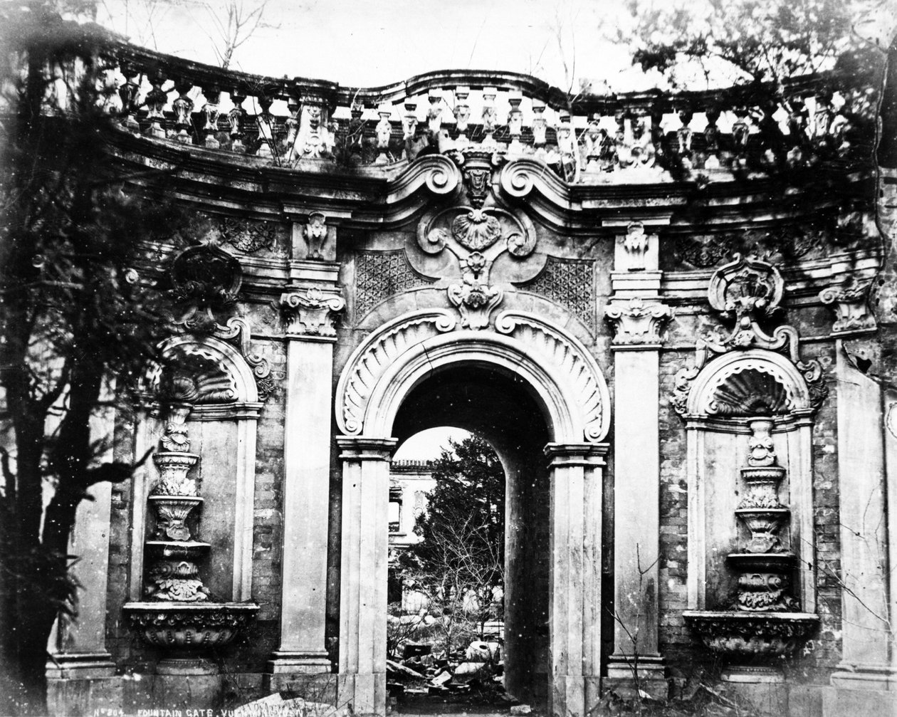 Fountain Gate, Yuan Ming Yuan, 1870 körül alkotó: English Photographer