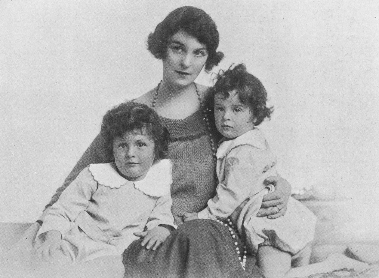 Freda Dudley Ward gyermekeivel, 1918 alkotó: English Photographer