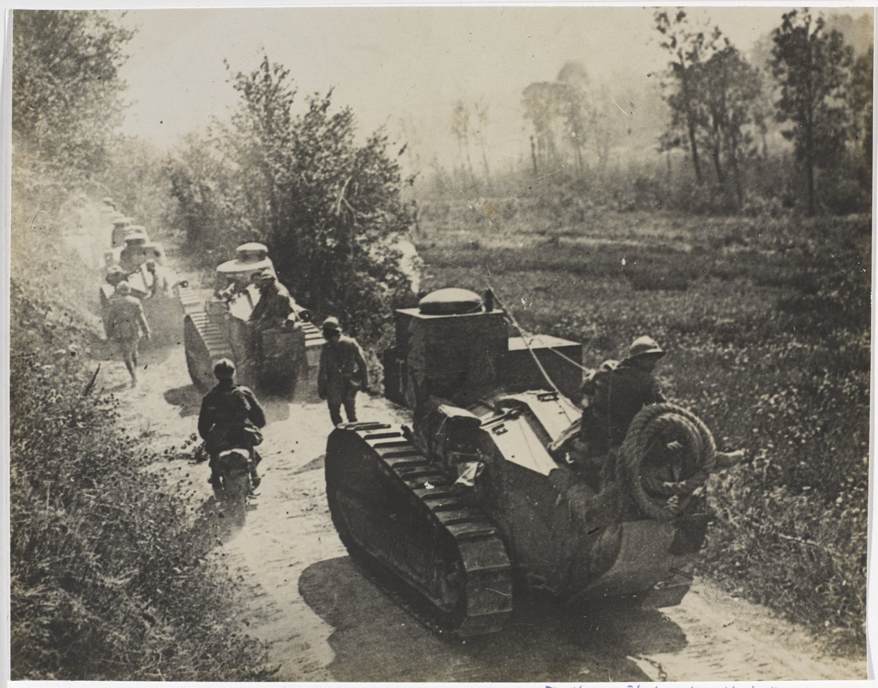 Francia Renault FT 17 „Mosquito” tankok motoros és gyalogos csapatokkal, 1917-1818 alkotó: English Photographer
