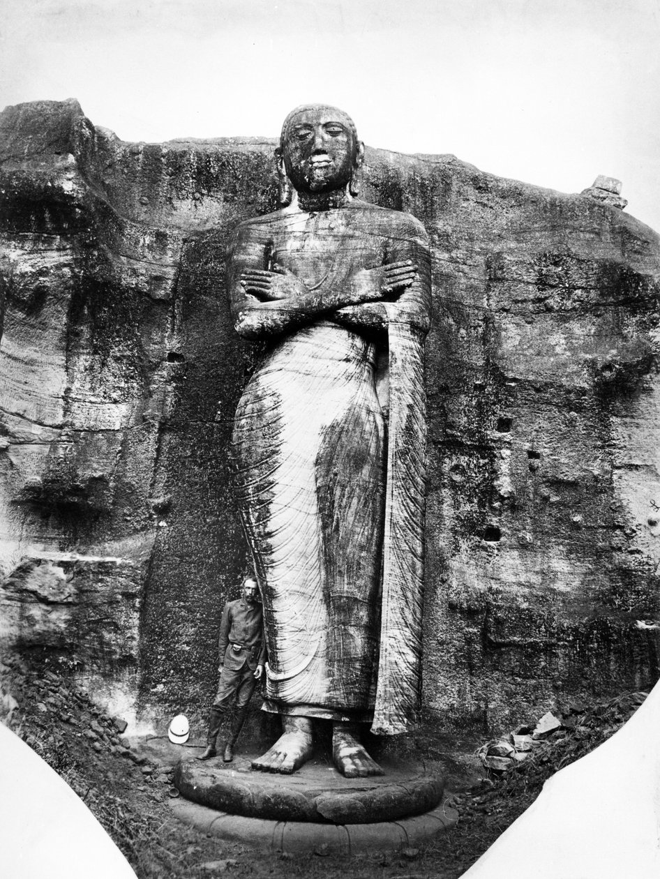 Gal Vihara álló buddhista alak, 1870-90 körül alkotó: English Photographer