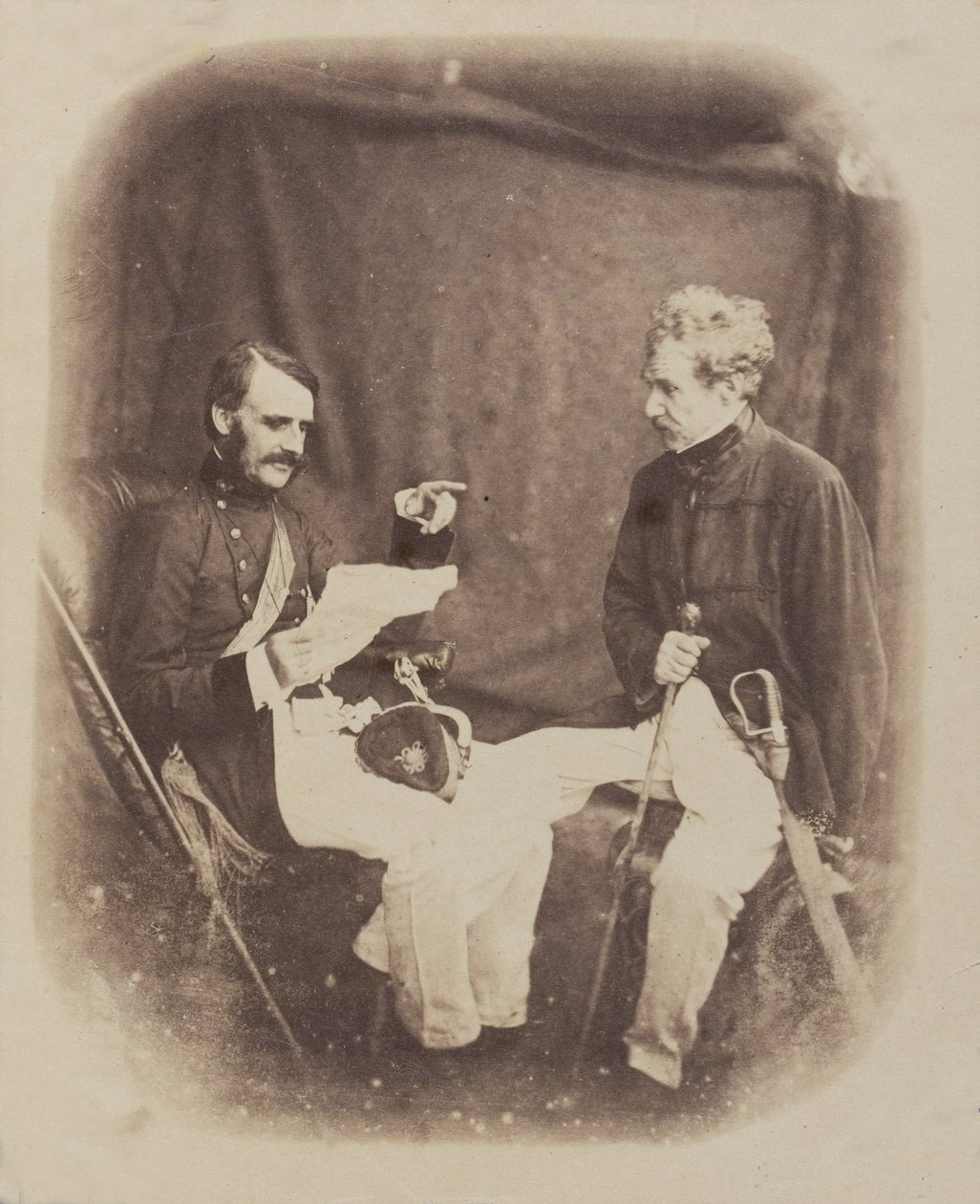 Sir Colin Campbell tábornok és William Mansfield vezérőrnagy felolvasó küldeményeket, 1858 körül alkotó: English Photographer