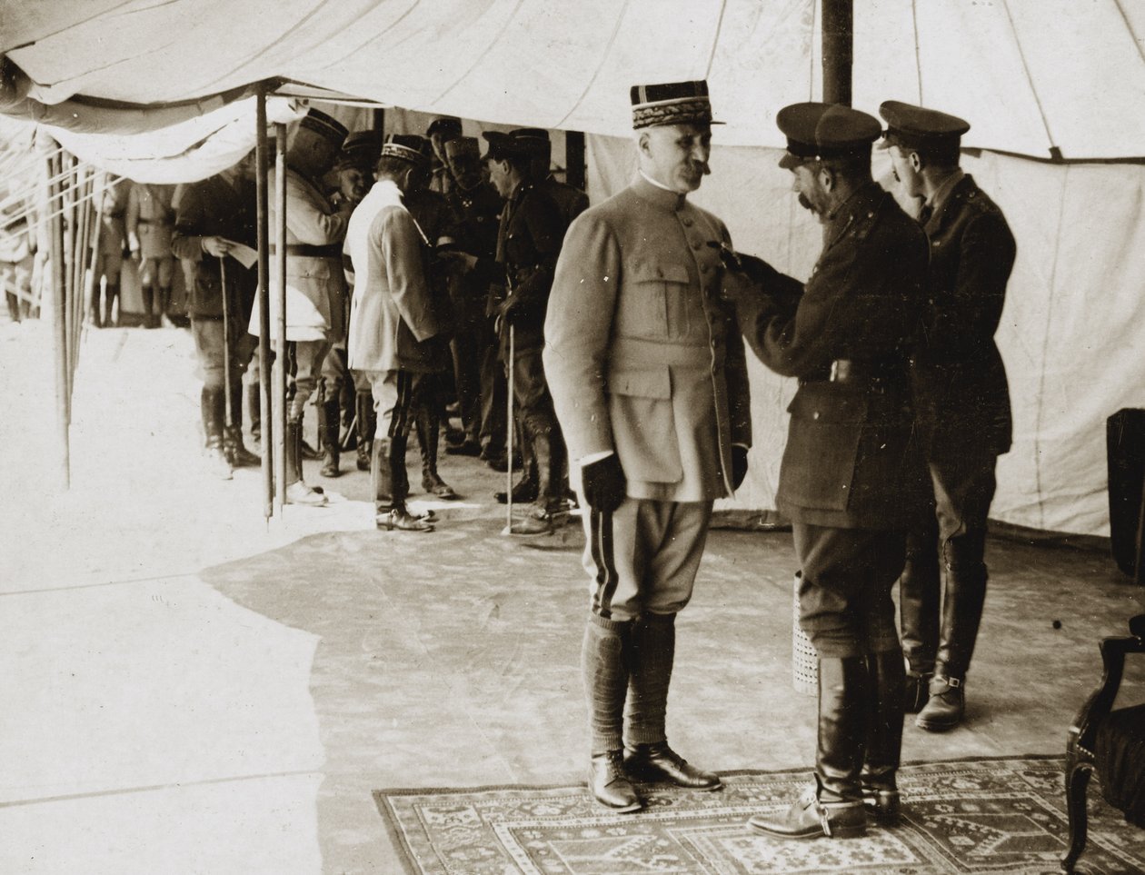V. György díszíti Petain tábornokot alkotó: English Photographer