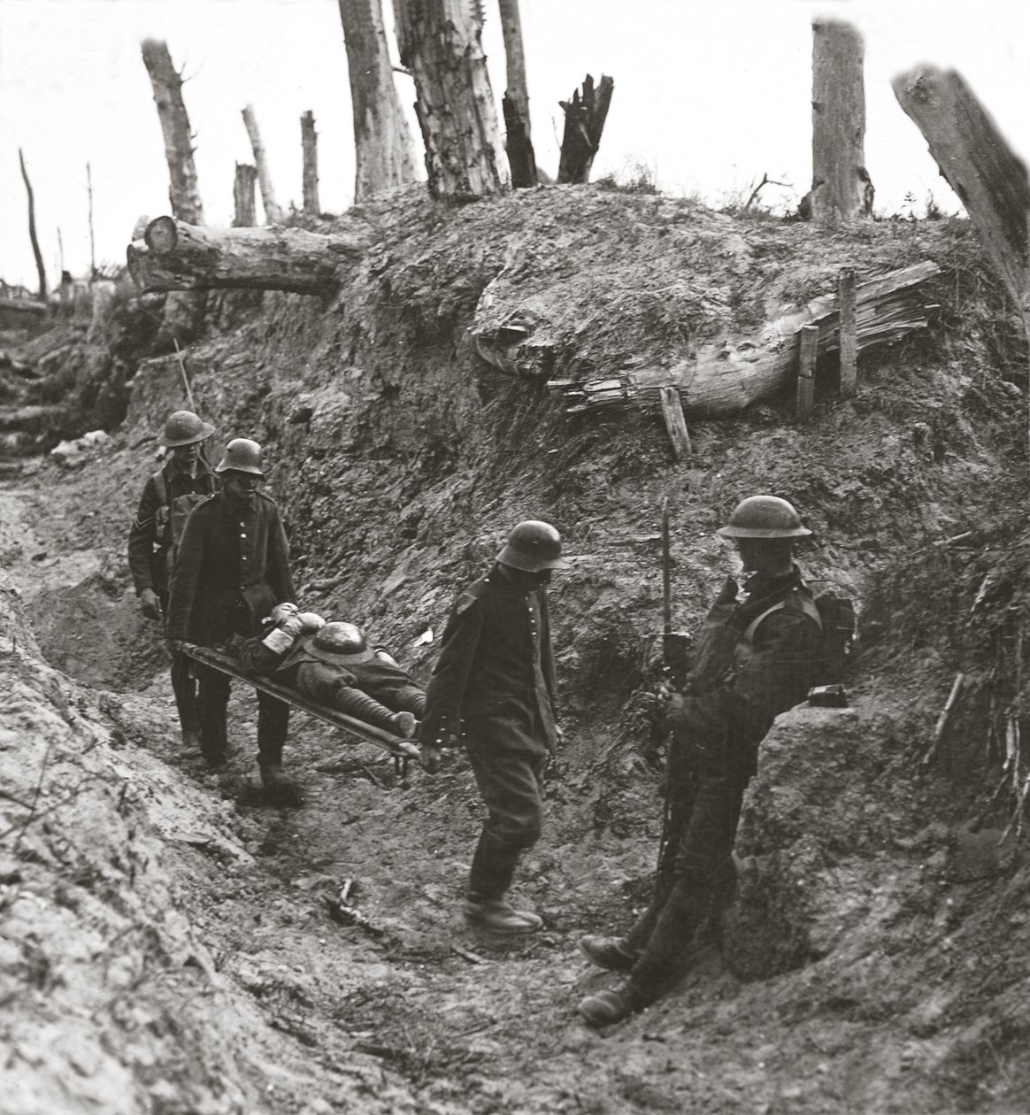 Német foglyok, akik arra kényszerültek, hogy sebesültjeinket szállítsák a Trones Wood elleni heves támadás során, 1916 alkotó: English Photographer