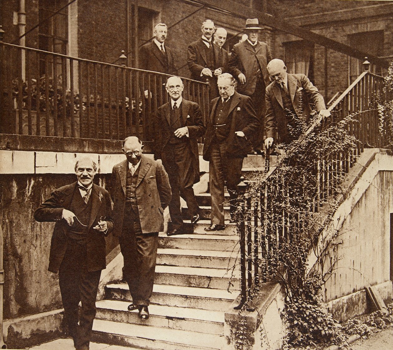 Válsághelyzetben lévő kormány: V. György király kérésére megalakítanak egy nemzeti kabinetet (a képen a Downing Street 10. szám alatti kertben) 1931. alkotó: English Photographer