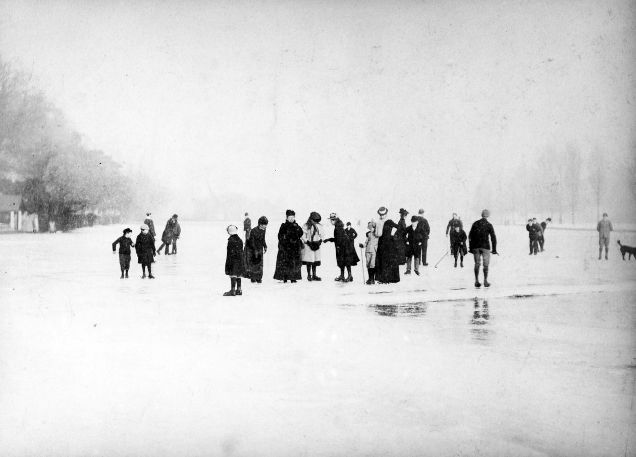 Korcsolyázás a lápon, 1870-99 körül alkotó: English Photographer