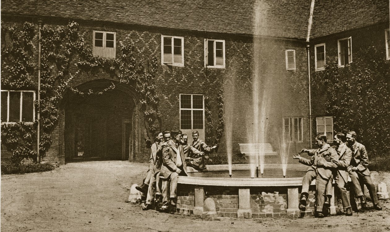 A Fulham-palota udvarán, 1914-1919 alkotó: English Photographer