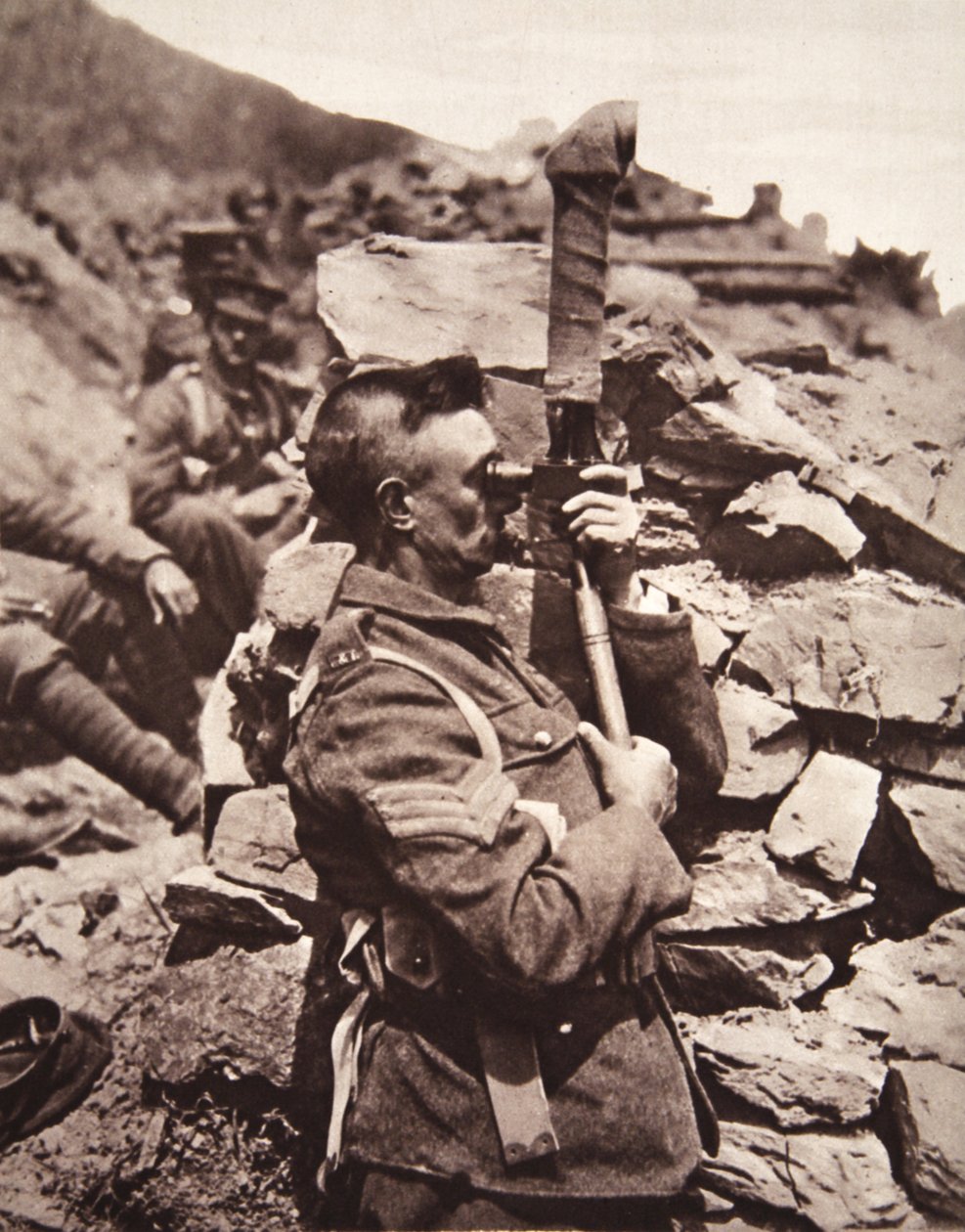 A szaloniki brit lövészárkokban: egy őrmester periszkópját használva, a The Illustrated War Newsból, 1916. június 21. (szépia fotó) alkotó: English Photographer