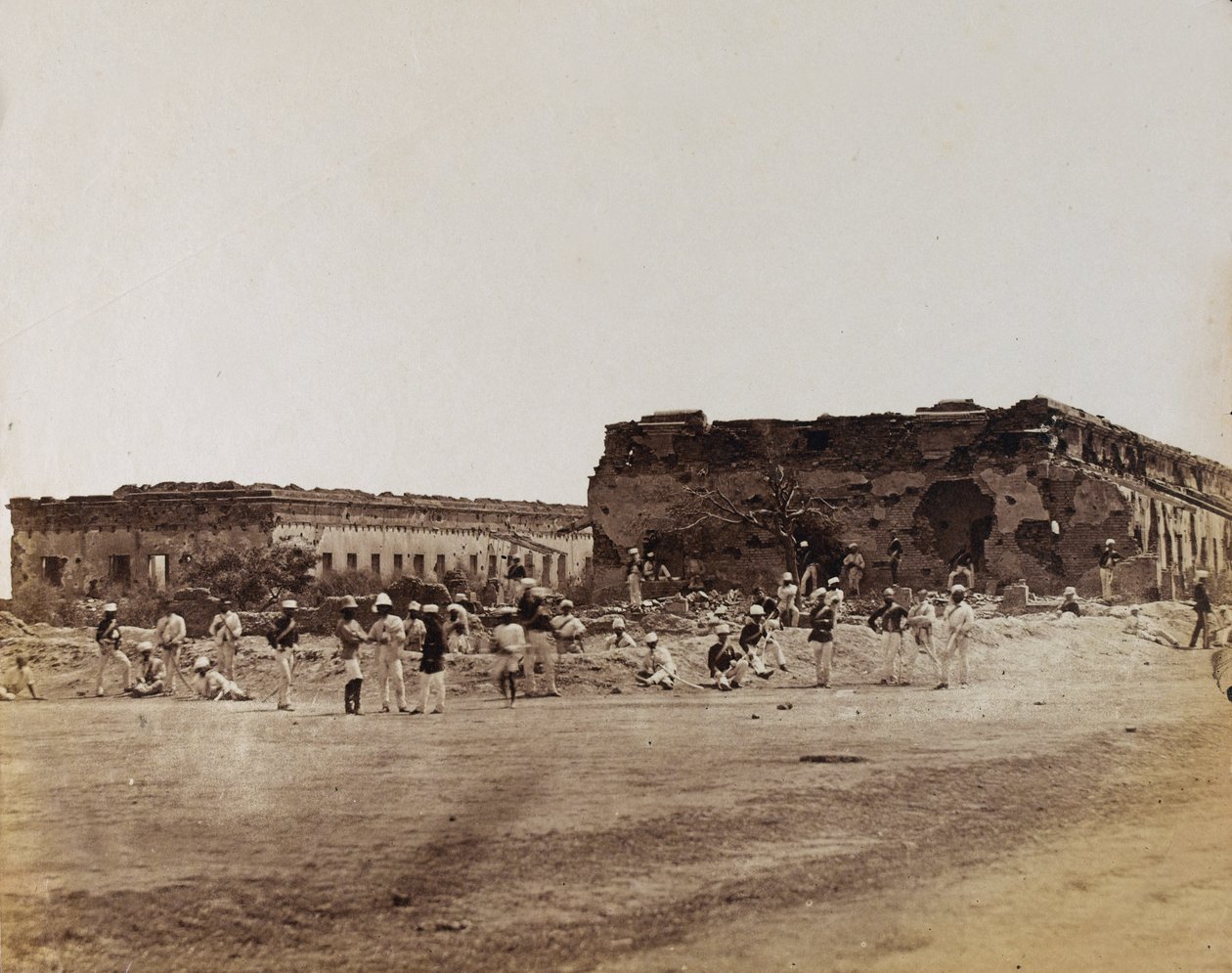 Indiai katonák romos épületek mellett, 1858 körül (szépia fotó) alkotó: English Photographer