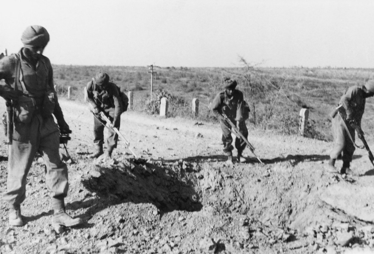 Indiai katonák aknák után kutatva egy földút mentén, 1941 alkotó: English Photographer