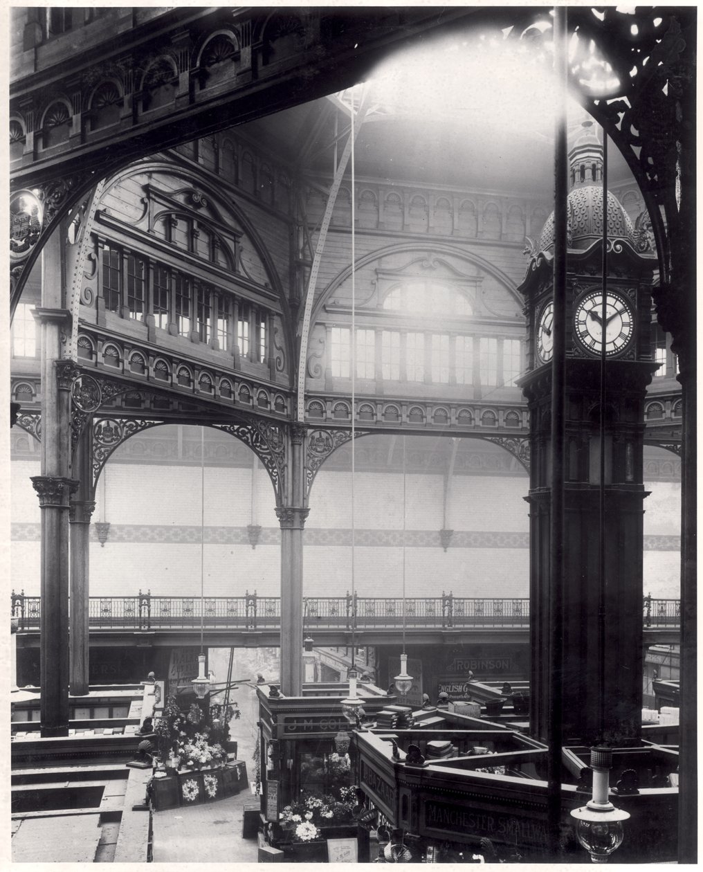 A Kirkgate Market Hall belseje az órával, amelyet 1912-ben Oakwoodba szállítottak, 1911. szeptember 23. alkotó: English Photographer