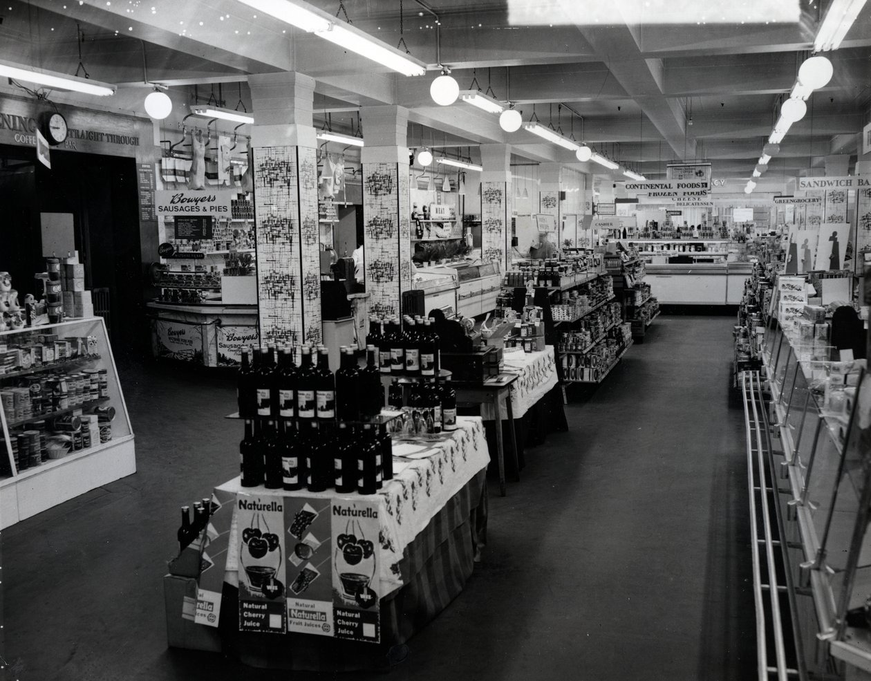 Egy Woolworths üzlet belseje, 1956 alkotó: English Photographer