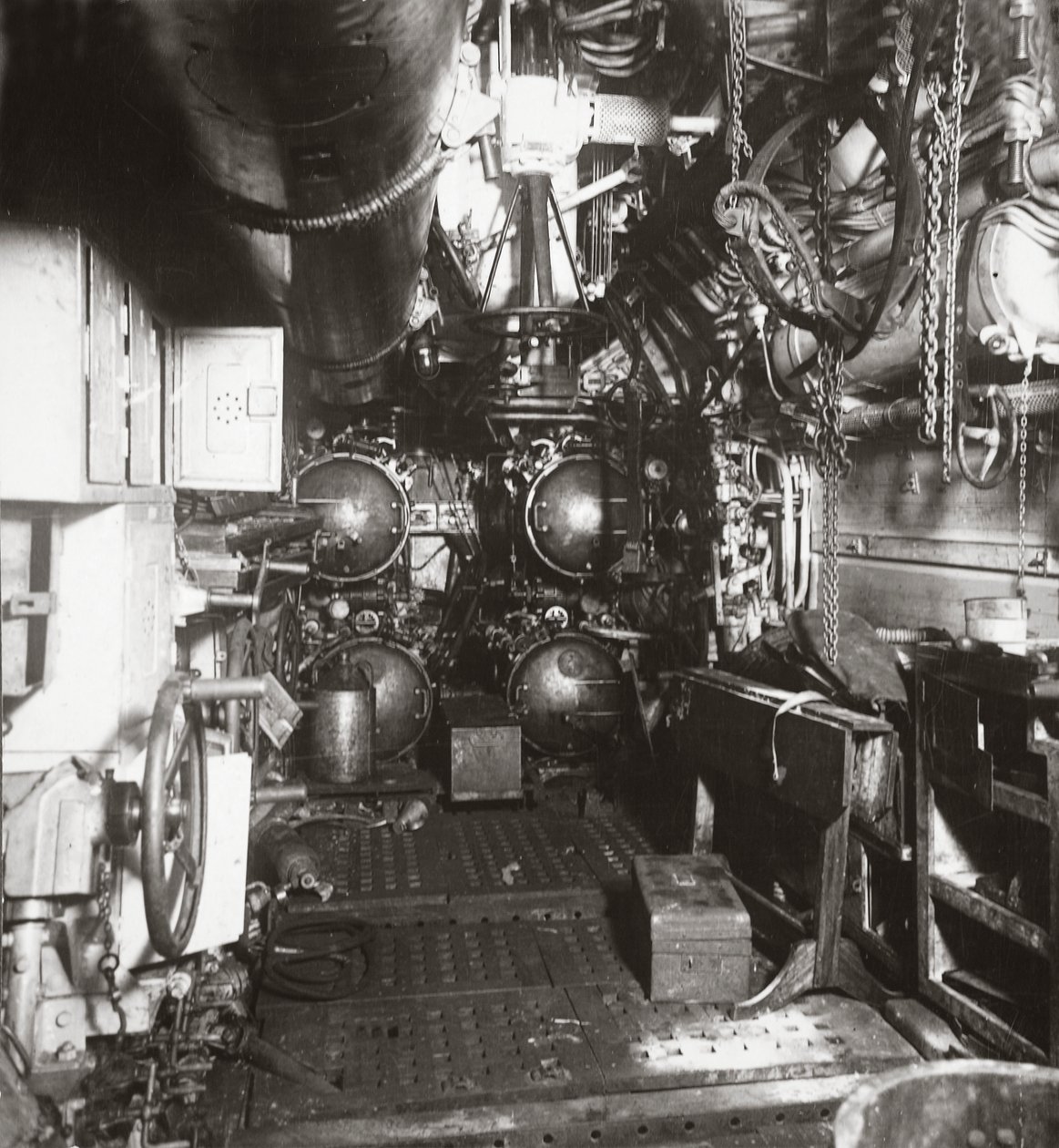 A 135-ös U-boat elülső rekeszének belseje, amelyen torpedó és négy torpedócső látható alkotó: English Photographer