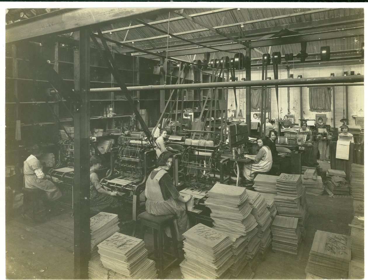 Jacquard kártya bélyegző helyiség, Szőnyegkereskedelem, 1923 alkotó: English Photographer