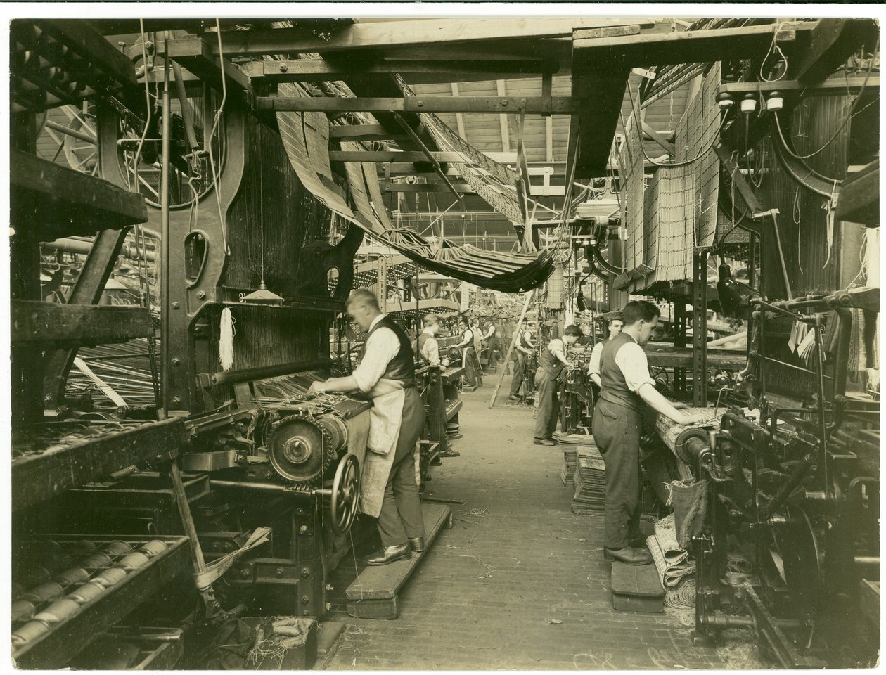 Jacquard-szövők, Szőnyegkereskedelem, 1923 alkotó: English Photographer