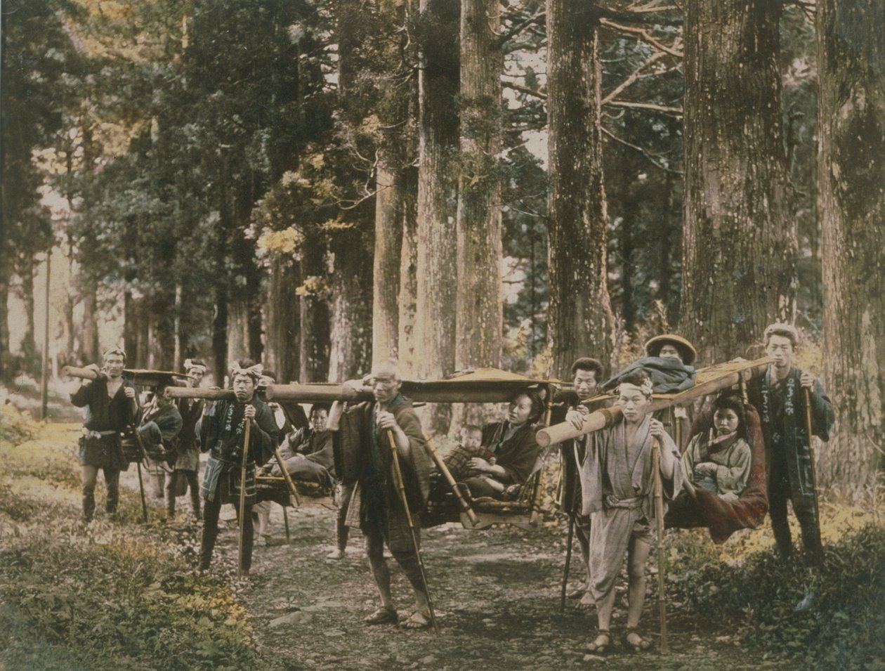 Almokban hordott japán család, 1880-as évek (kézzel színezett albuminnyomat) alkotó: English Photographer