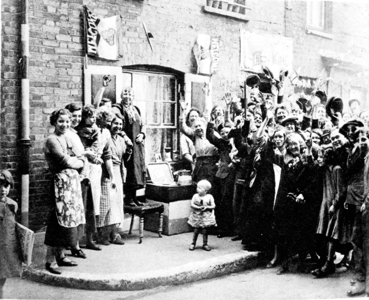 Jubileumi dekoráció az East Endben, 1935. május 12. alkotó: English Photographer