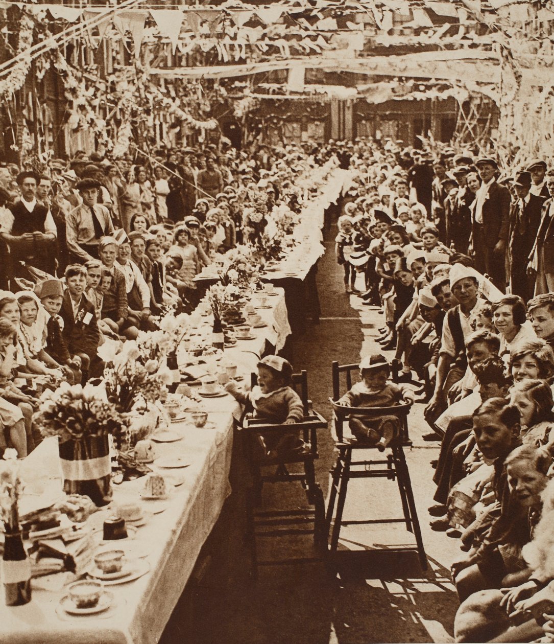 Jubileumi teaparti gyerekeknek az Orville Roadon, Battersea-ben, 1935 alkotó: English Photographer