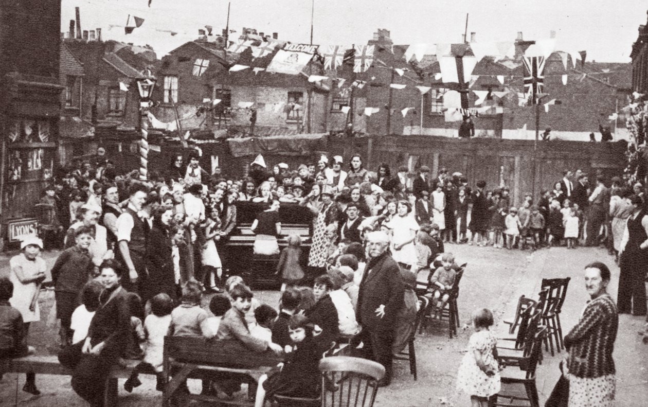 Jubileumi utcabál, 1935 alkotó: English Photographer