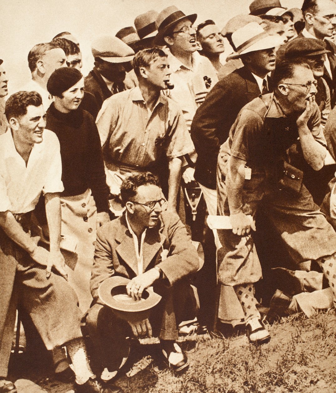 VIII. Edward király és barátai golfot néznek a nyílt bajnokságon, St. Andrews, 1930-as évek alkotó: English Photographer