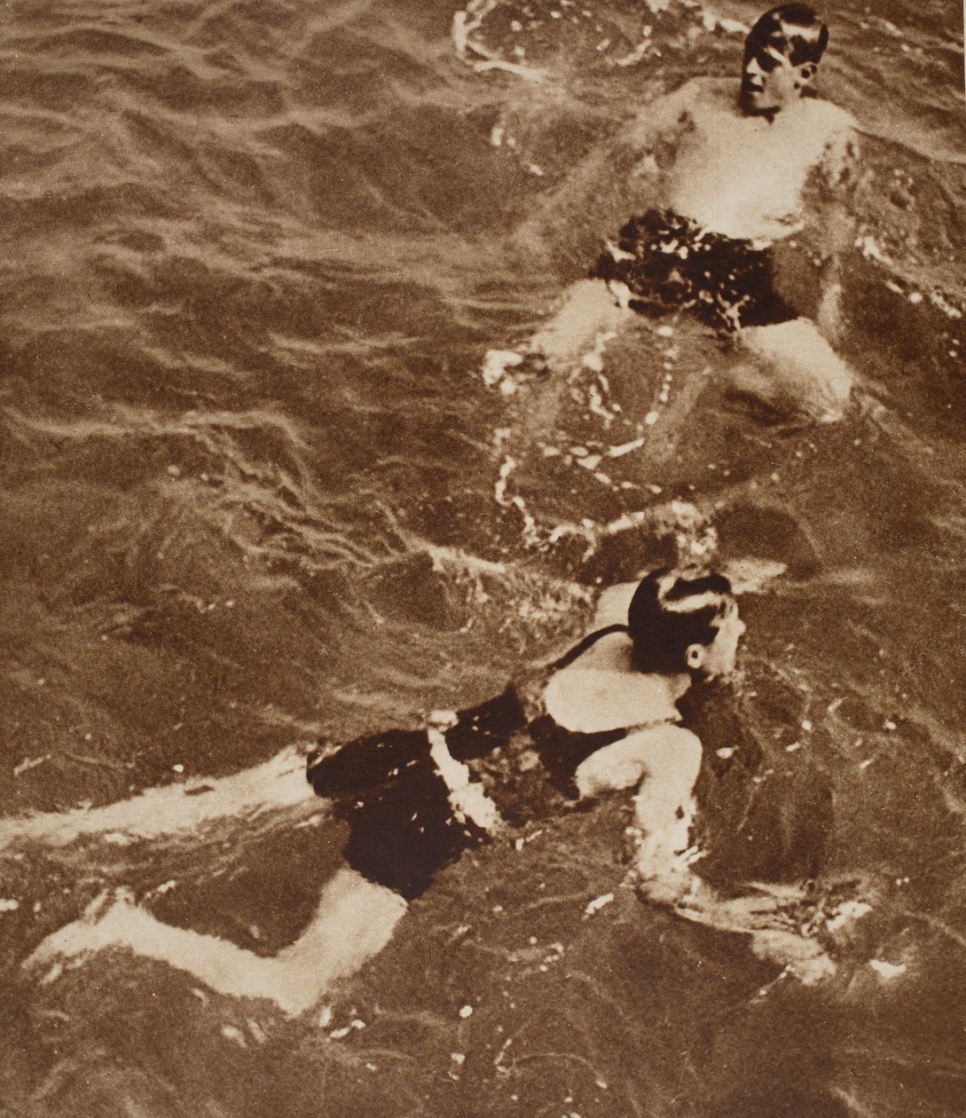VIII. Edward király és Kent hercege úszik a Riviérán, 1933 alkotó: English Photographer