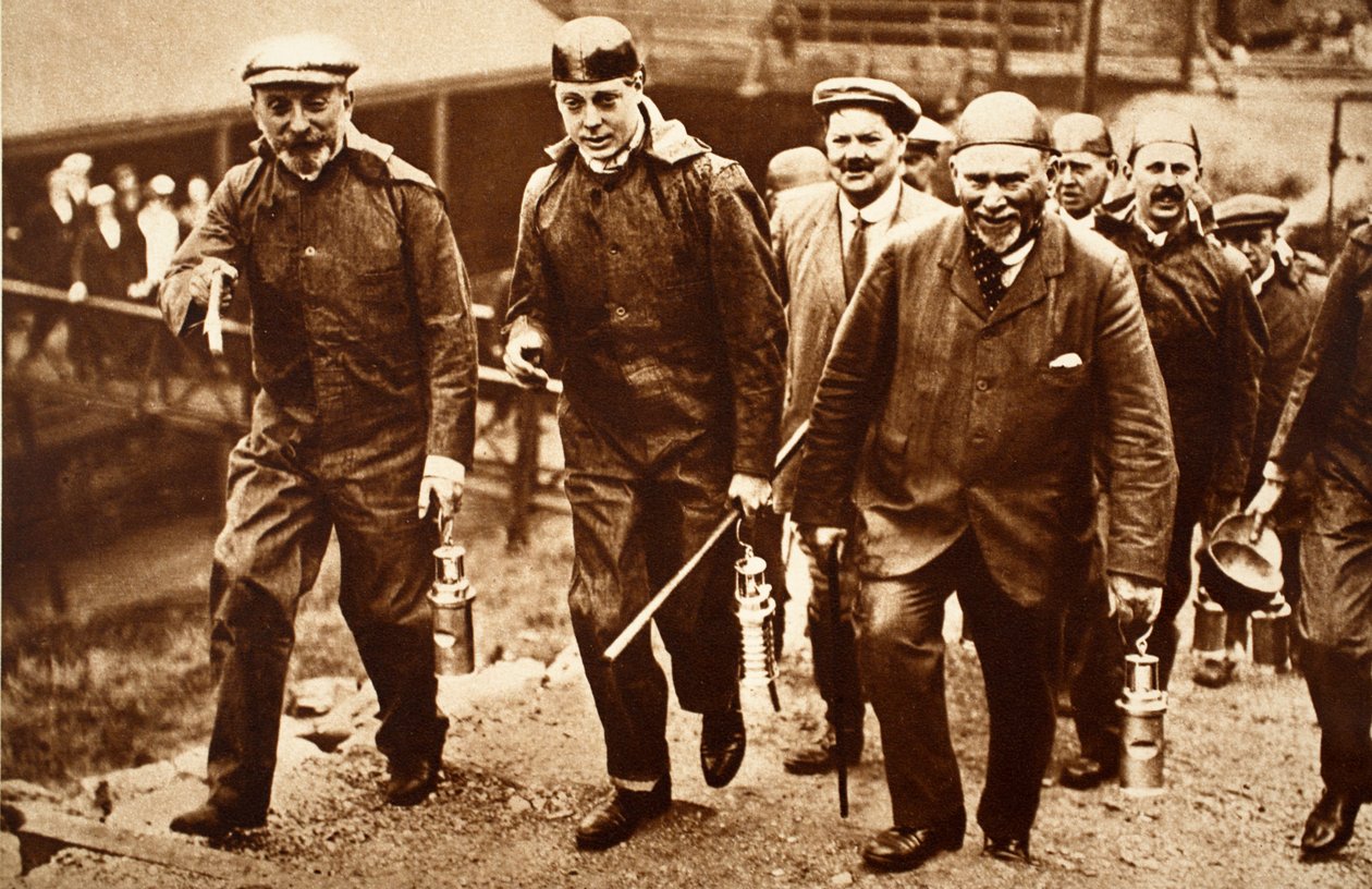 VIII. Edward király és a bányászok lerohannak Cwmner gödörben, Cardiffban alkotó: English Photographer