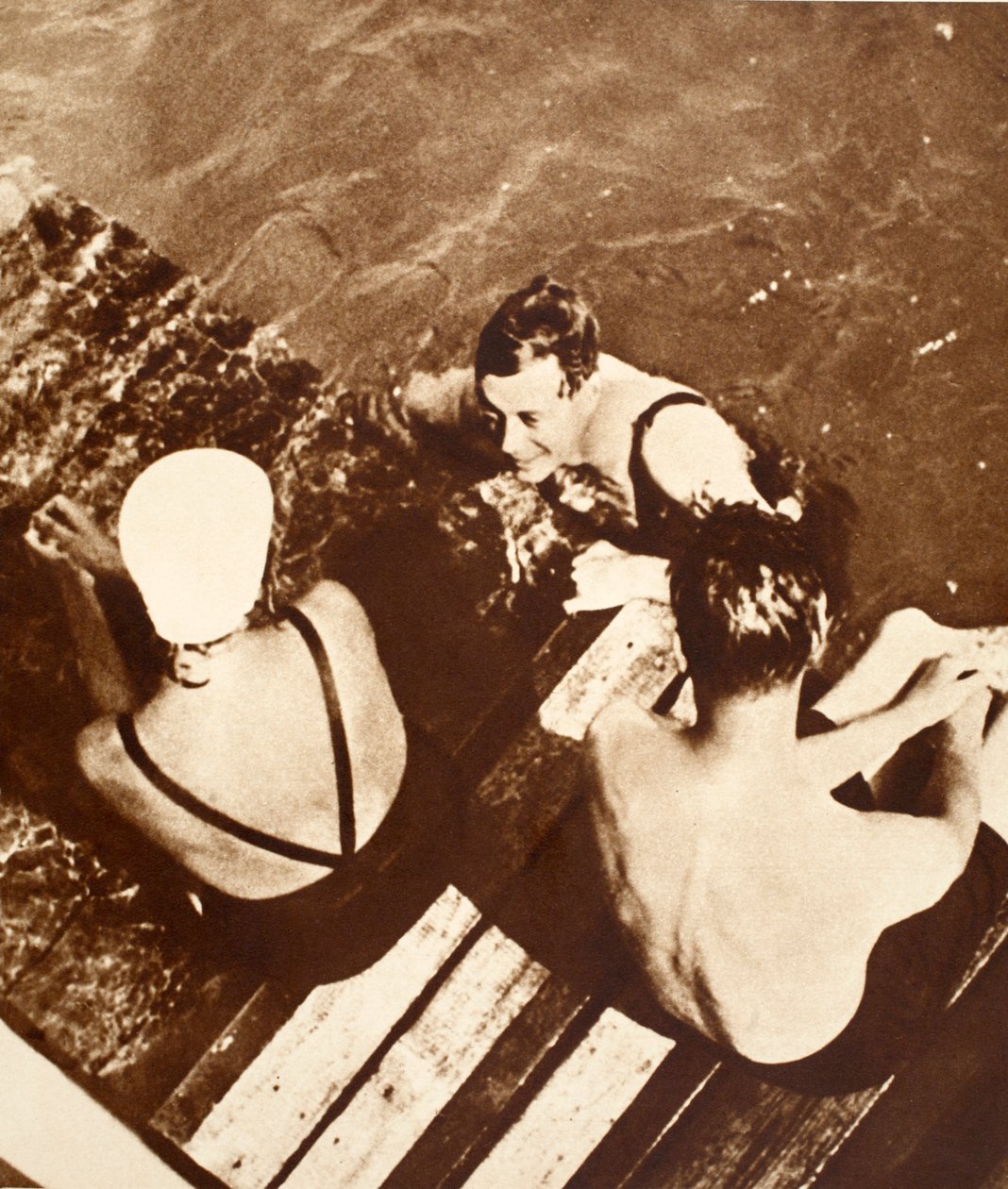 VIII. Edward király barátokkal egy tutajon, Riviéra, 1933 alkotó: English Photographer