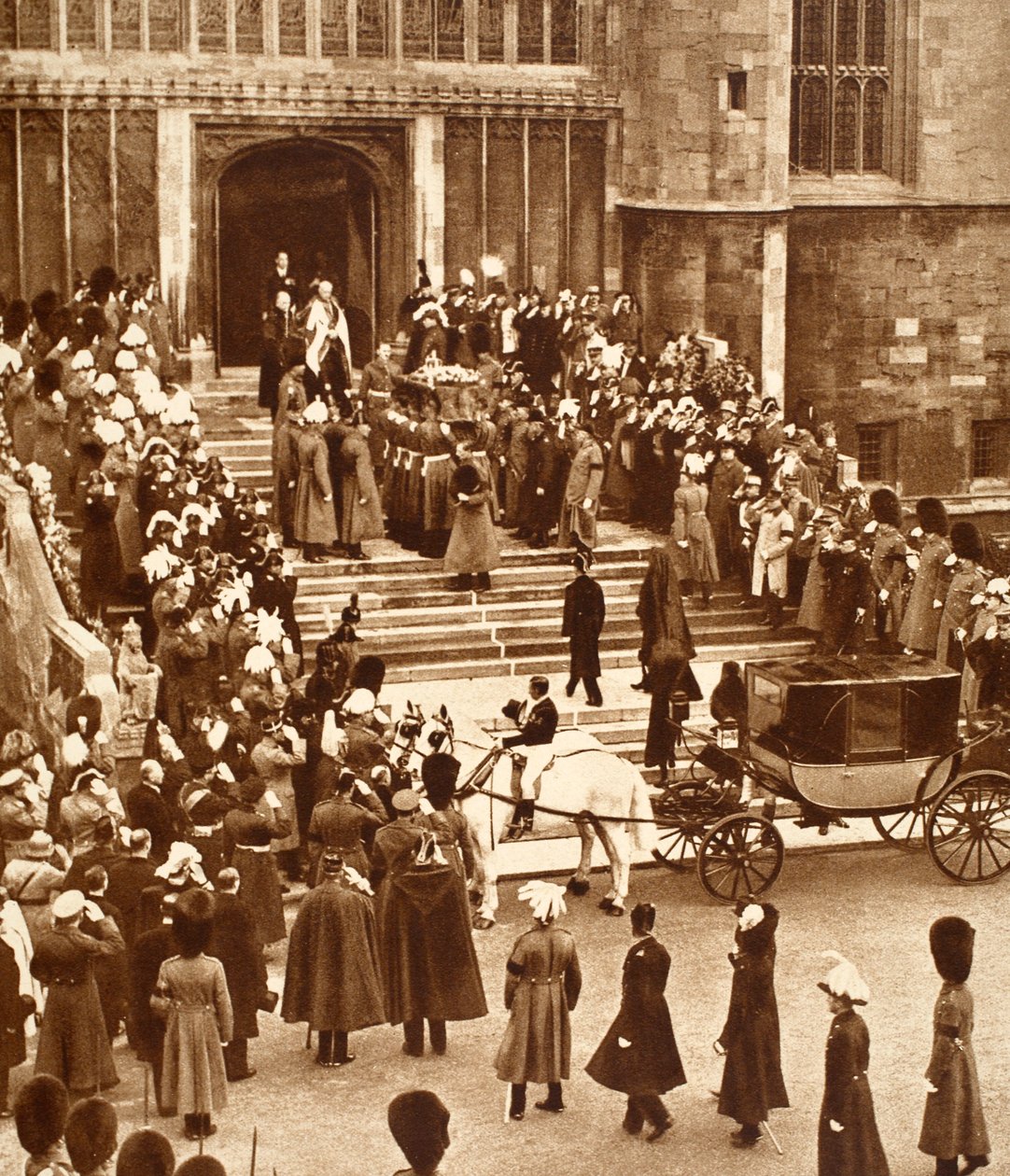 György királyt nyugalomba helyezték VIII. Edward királlyal és Mária királynővel a kápolna lépcsőjén, 1936 alkotó: English Photographer