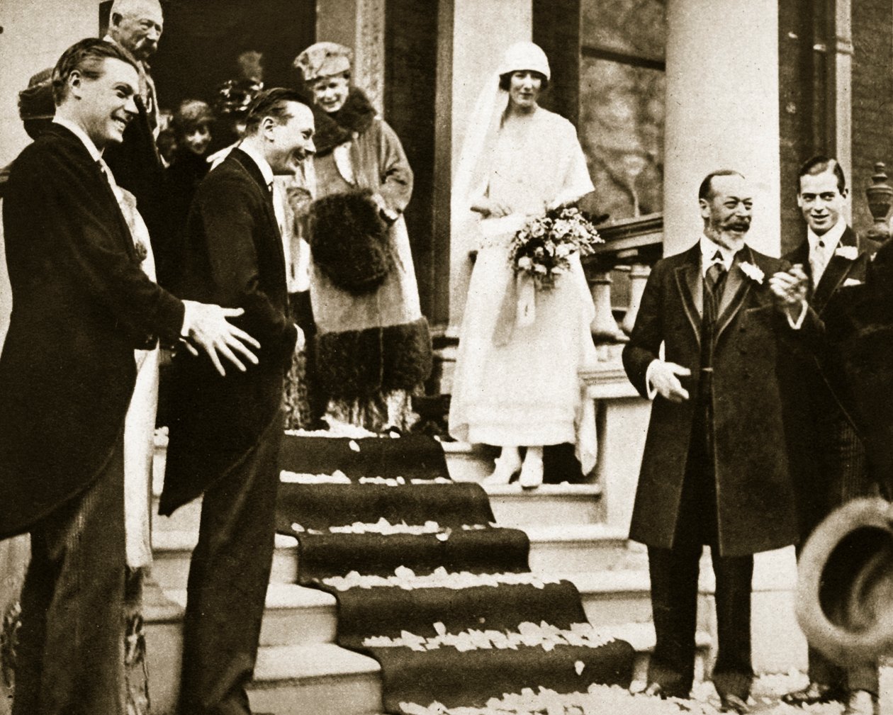 George király búcsút int Maud hercegnőnek, a királyi hercegnő lányának, amikor nászútra indul Lord Carnegie-vel, 1923 alkotó: English Photographer
