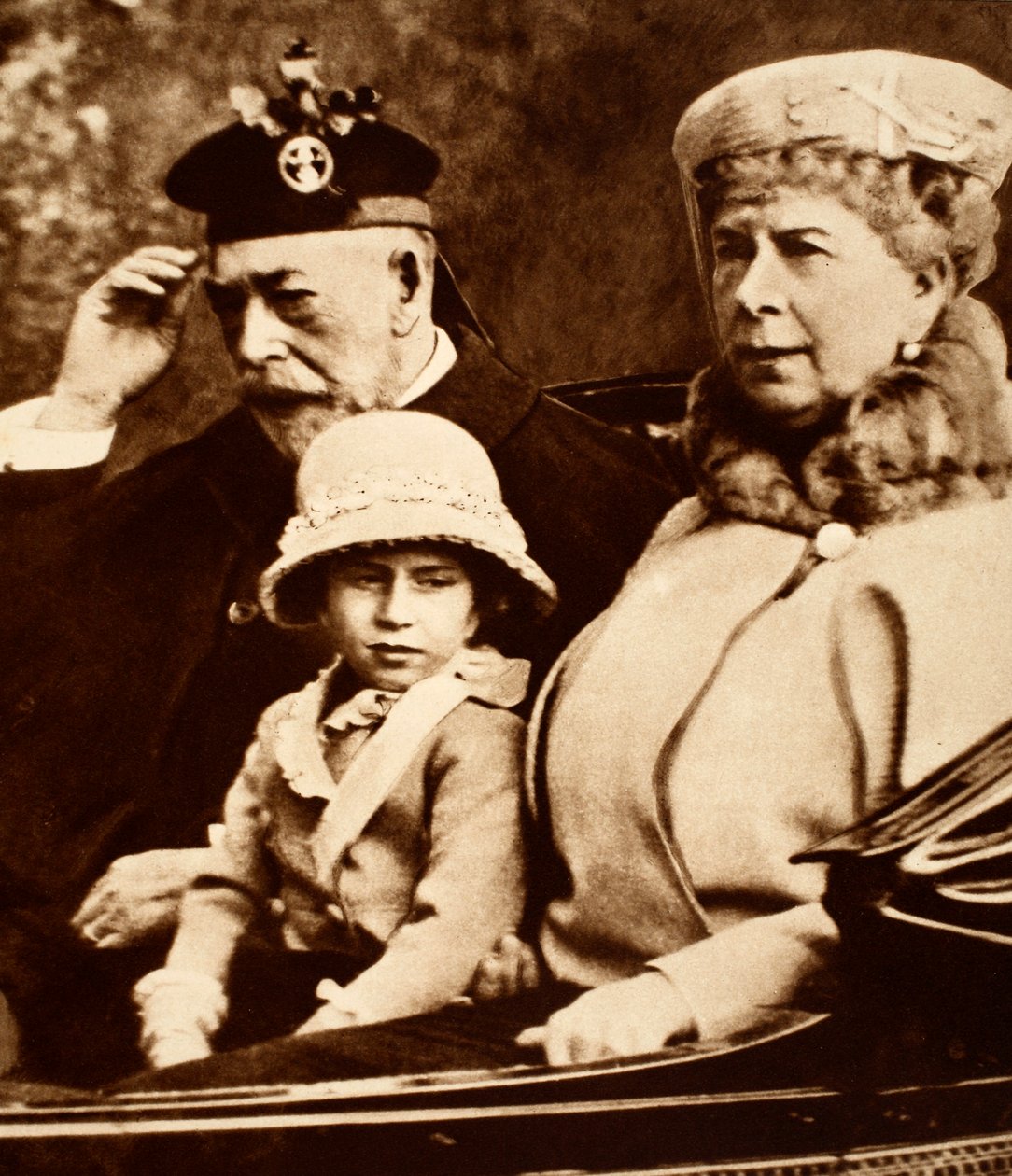 György király és Mária királynő a templomba autóznak unokájukkal, Margit hercegnővel, 1930-as évek alkotó: English Photographer