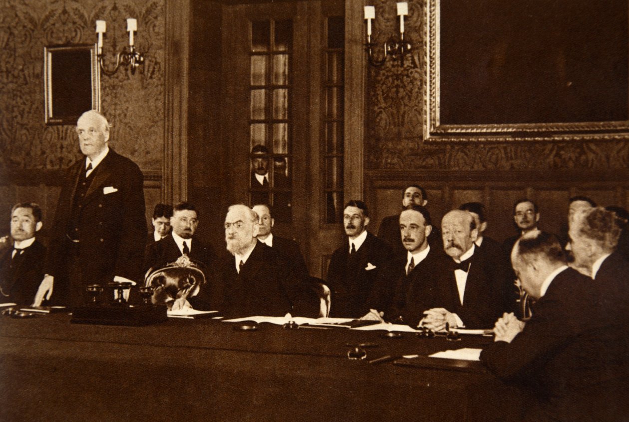 Nemzetek Ligája – első találkozó Londonban, 1920, Mr. A.J. Balfour a Tanács elnökeként beszél alkotó: English Photographer
