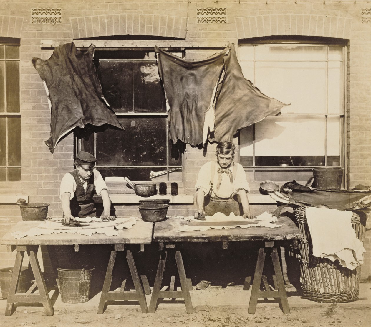 Bőrfestés kesztyűkészítéshez, Bevington and Sons, 1861-62 (szépia fotó) (lásd még: 232992) alkotó: English Photographer
